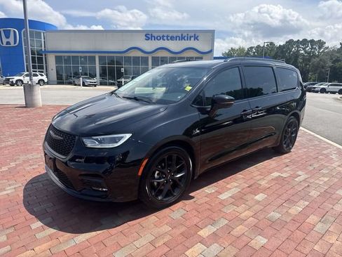 Used 2025 Chrysler Pacifica Limited FWD image 1