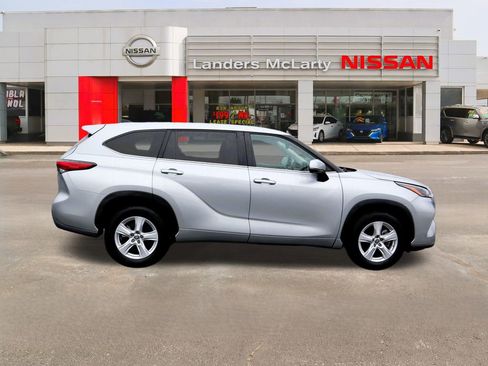 Used 2023 Toyota Highlander L image 2