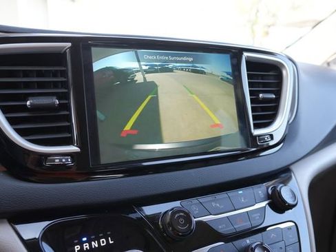 Used 2023 Chrysler Pacifica Touring-L FWD image 22