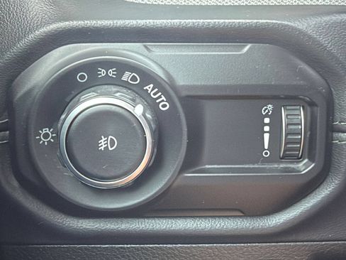 Used 2025 Jeep Wrangler Unlimited Sahara AWD/4WD image 34