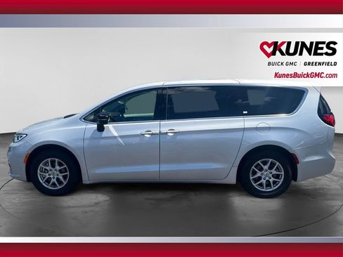 Used 2024 Chrysler Pacifica Touring-L FWD image 10