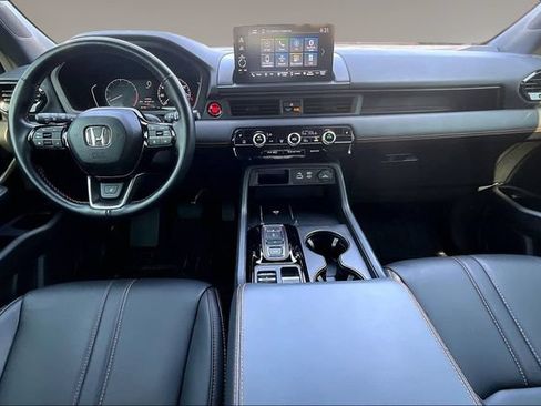 Used 2025 Honda Pilot TrailSport image 7