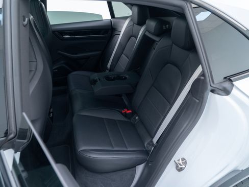 Certified 2025 Porsche Macan Electric image 30