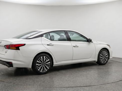 Used 2025 Nissan Altima 2.5 SV FWD image 9