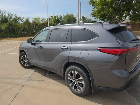 Used 2021 Toyota Highlander XLE AWD/4WD image 4
