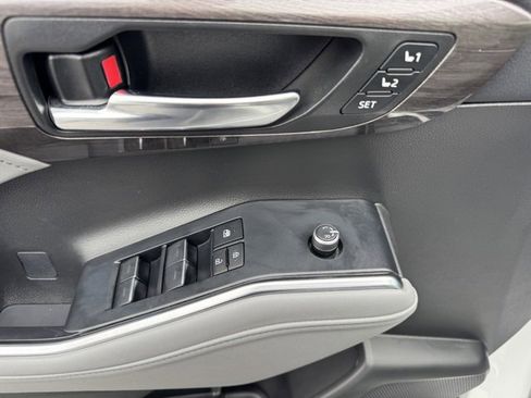Used 2022 Toyota Highlander Platinum image 16