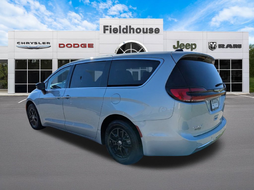 Used 2024 Chrysler Pacifica Touring-L FWD image 7