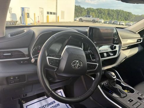 Used 2024 Toyota Highlander XLE AWD/4WD image 10