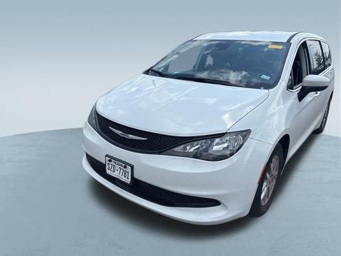Used 2023 Chrysler Voyager LX FWD image 3