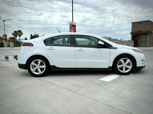 Used 2014 Chevrolet Volt FWD image 9