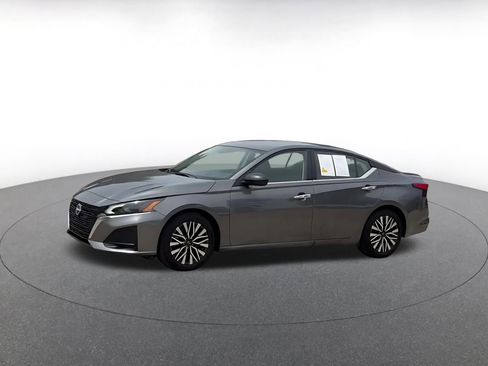 Used 2025 Nissan Altima 2.5 SV FWD image 8