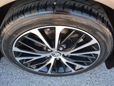 Used 2018 Toyota Camry SE w/ Convenience Package FWD image 22