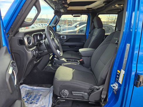 Used 2023 Jeep Gladiator Overland w/ Cold Weather Group image 15