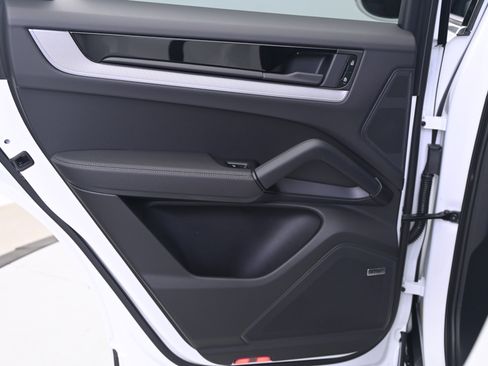 Used 2025 Porsche Cayenne image 30