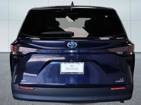 Used 2024 Toyota Sienna LE AWD/4WD image 16