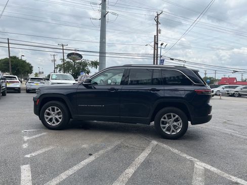 Used 2023 Jeep Grand Cherokee Limited w/ Luxury Tech Group II image 3