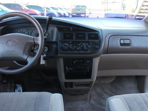 Used 1998 Toyota Sienna LE FWD image 38