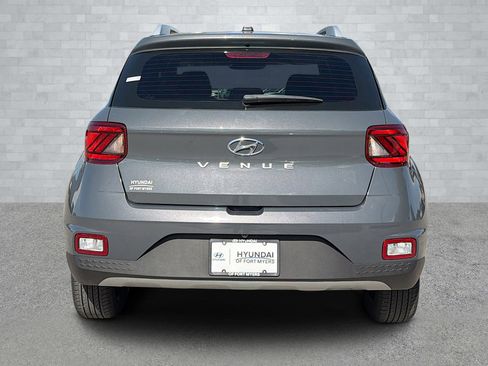 Used 2024 Hyundai Venue SEL image 4