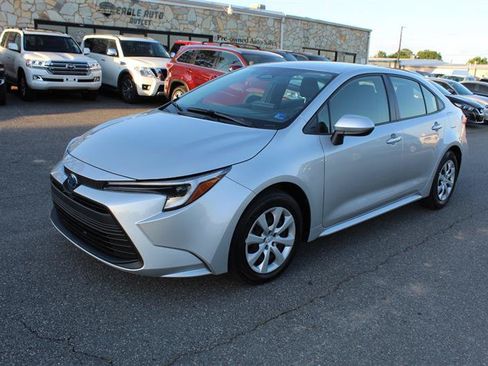 Used 2025 Toyota Corolla LE FWD image 3