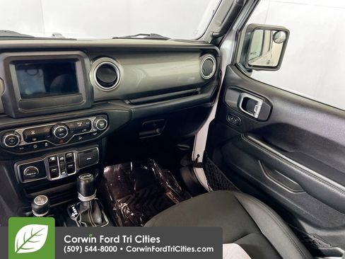 Used 2019 Jeep Wrangler Unlimited Sahara AWD/4WD image 25