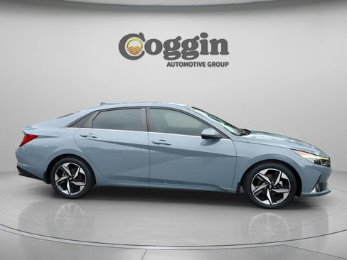 Used 2022 Hyundai Elantra Limited image 6