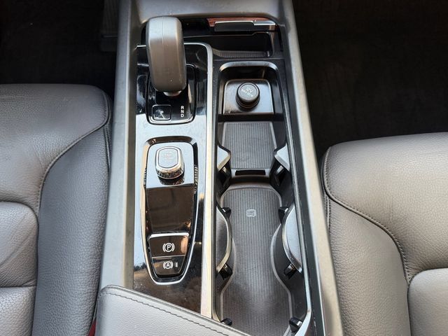 Certified 2024 Volvo XC60 B5 Plus AWD/4WD image 19