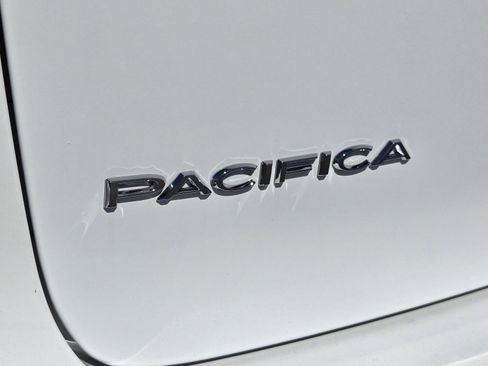 Certified 2023 Chrysler Pacifica Touring-L image 33
