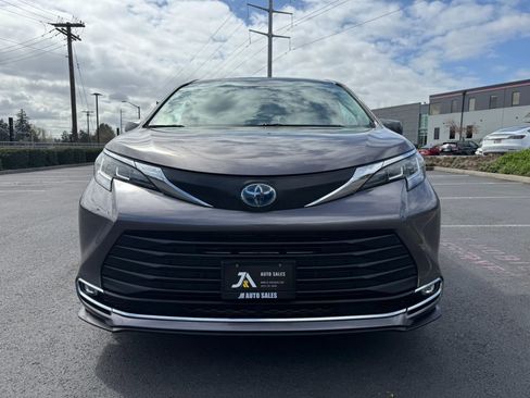 Used 2021 Toyota Sienna XLE w/ XLE Plus Package AWD/4WD image 3