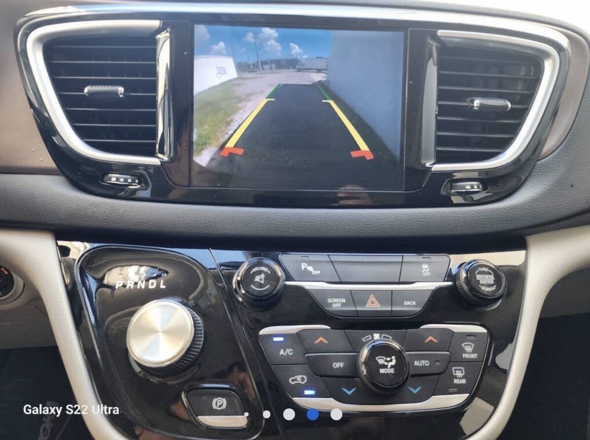 Used 2017 Chrysler Pacifica Touring-L Plus FWD image 16