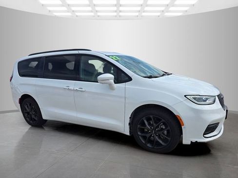 Used 2022 Chrysler Pacifica Limited w/ S Appearance Package AWD/4WD image 2