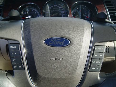 Used 2010 Ford Taurus SEL image 17