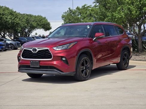 Used 2020 Toyota Highlander XLE FWD image 2