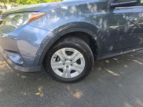 Used 2014 Toyota RAV4 LE AWD/4WD image 2