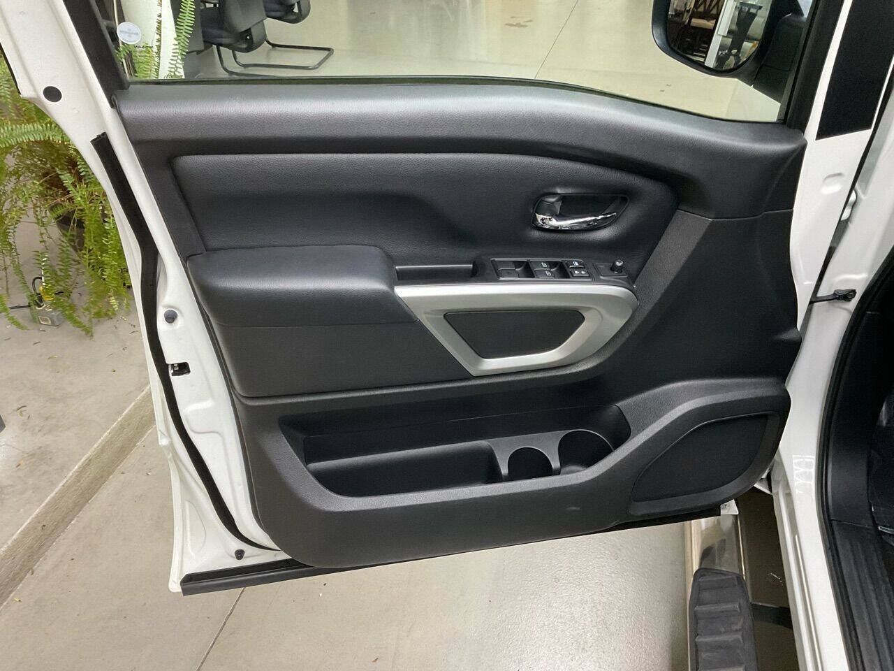 Used 2018 Nissan Titan SV AWD/4WD image 10