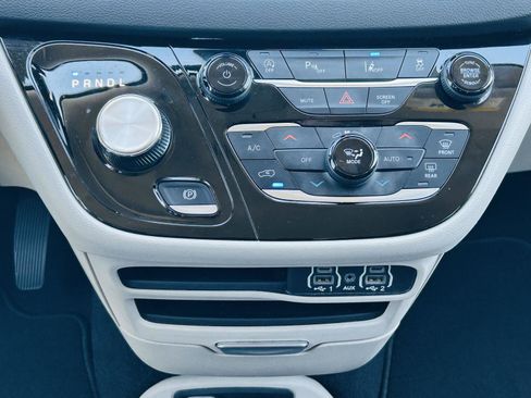Used 2023 Chrysler Pacifica Touring-L FWD image 22