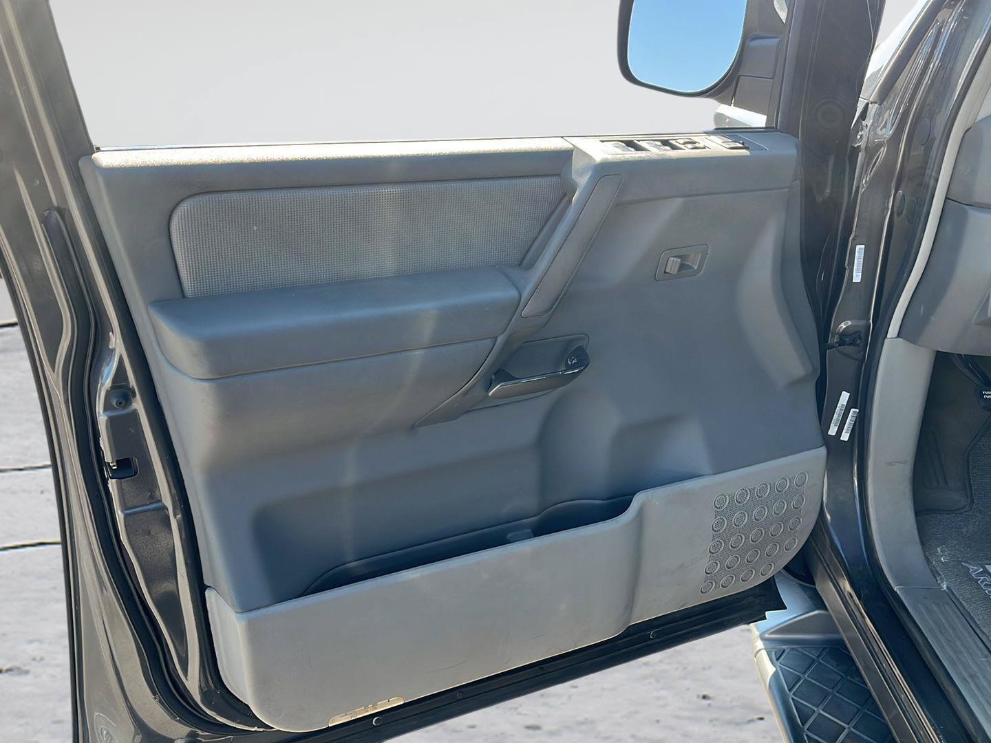 Used 2004 Nissan Armada SE w/ (LTH) Leather Pkg AWD/4WD image 9
