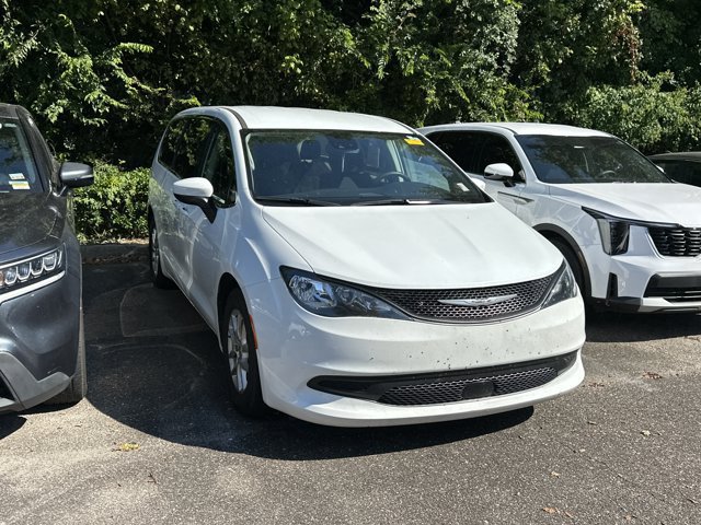 Used 2023 Chrysler Voyager LX FWD image 3