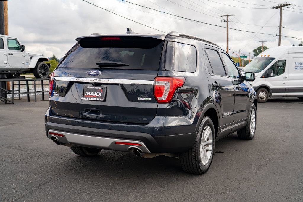 Used 2017 Ford Explorer XLT w/ Equipment Group 201A FWD image 9
