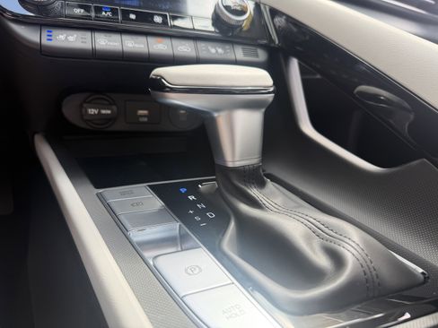Certified 2025 Hyundai Elantra Limited FWD image 38