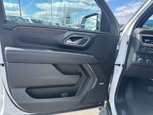 Used 2023 Chevrolet Suburban Premier AWD/4WD image 28