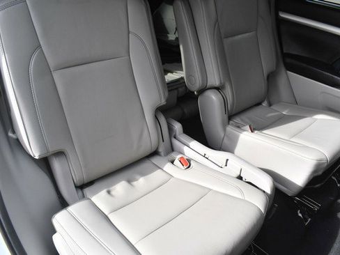 Used 2019 Toyota Highlander XLE w/ Carpet Mat Package (TMS) image 29