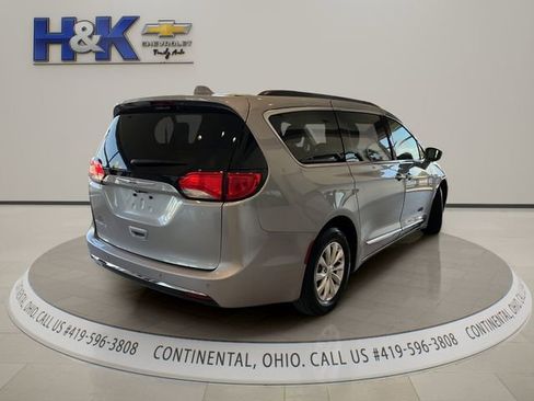 Used 2017 Chrysler Pacifica Touring-L FWD image 6