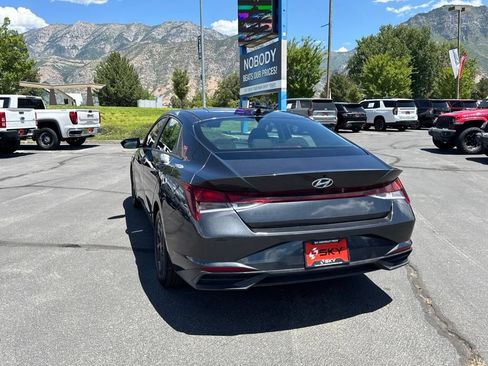Used 2022 Hyundai Elantra SEL w/ Convenience Package FWD image 5