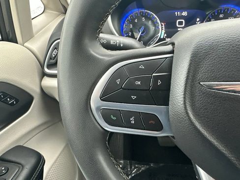 Used 2023 Chrysler Pacifica Touring-L FWD image 36