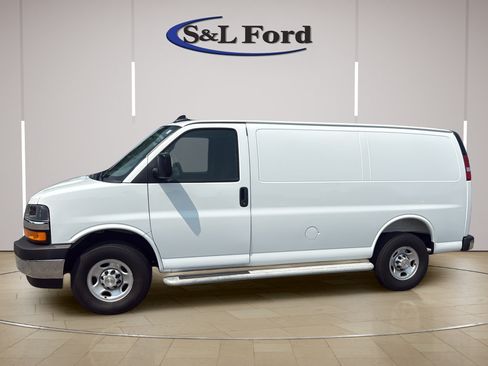Used 2025 Chevrolet Express 2500 w/ Driver Convenience Package RWD image 3