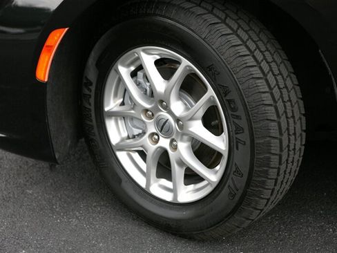 Used 2023 Chrysler Pacifica Touring-L FWD image 3