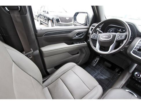 Used 2023 GMC Yukon XL SLT image 8