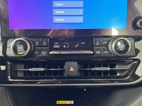 Used 2023 Toyota Highlander XLE AWD/4WD image 19