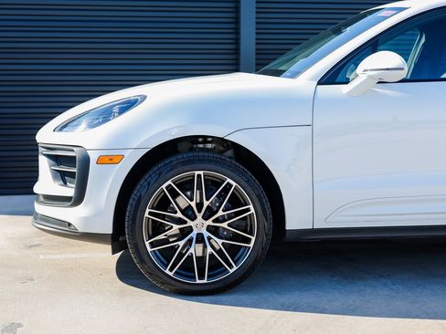 Certified 2025 Porsche Macan image 11
