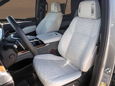 Used 2025 Cadillac Escalade Sport Platinum w/ LPO, Floor Liner Package AWD/4WD image 7